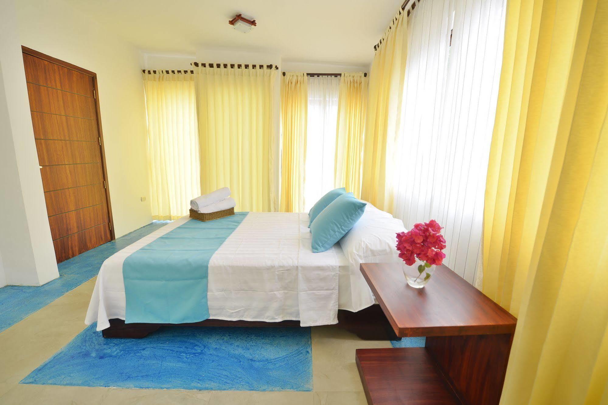 Cormorant Beach House Bed & Breakfast Puerto Villamil Ngoại thất bức ảnh