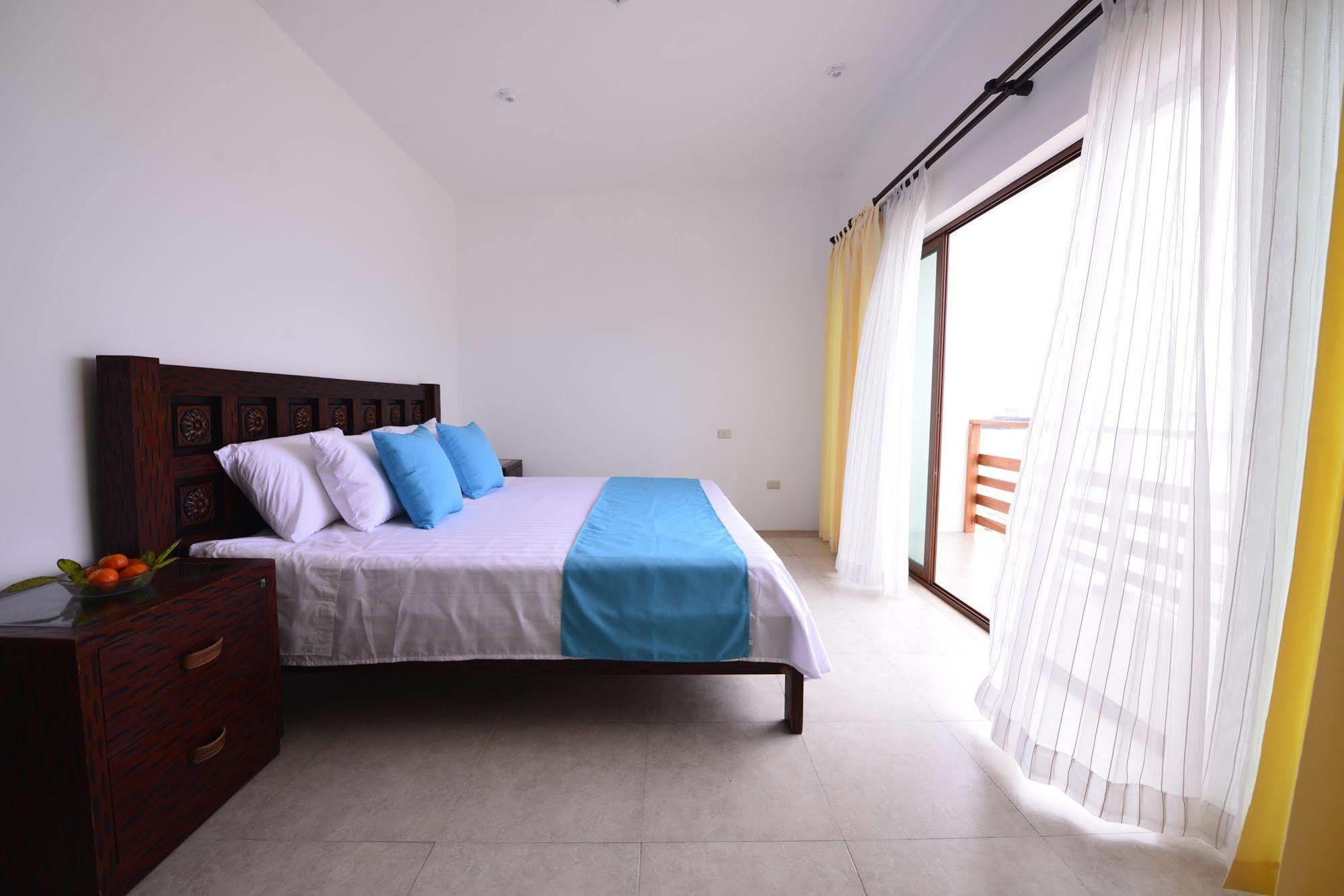 Cormorant Beach House Bed & Breakfast Puerto Villamil Ngoại thất bức ảnh